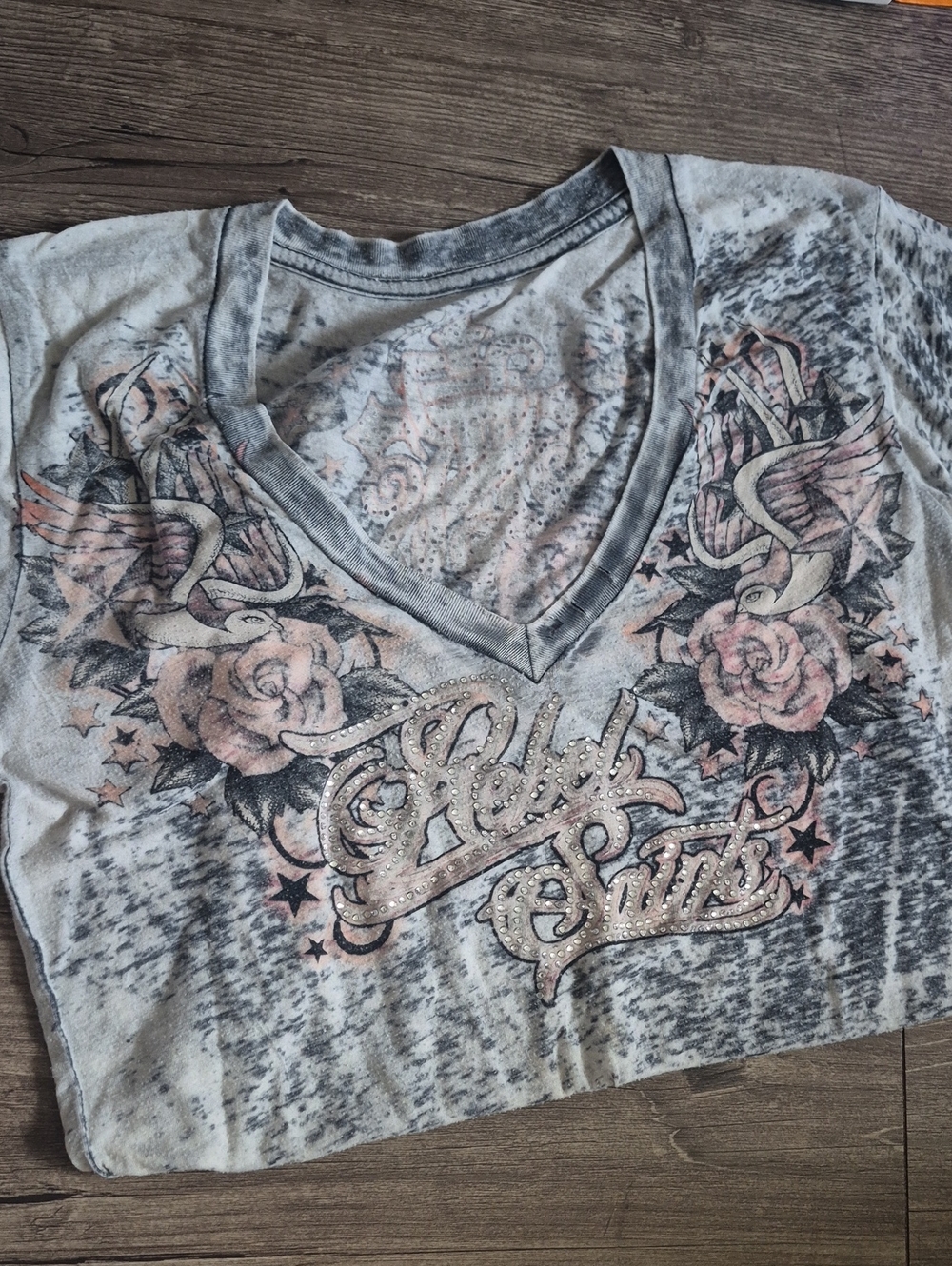 Rebel Saints Women's Distressed V-Neck Tee in Light Gray & Pink Floral